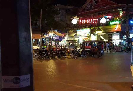 WikiSexGuide dans la rue du pub de Siem Reap.